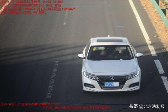 两车高速公路上“花样违法”分别被记30分和24分(图2) 两车高速公路上“花样违法”分别被记30分和24分(图2)